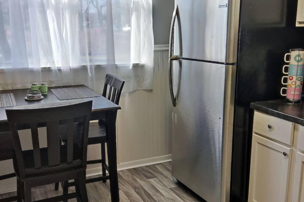 Perfect Combo Of Charm & Comfort- 2Bedroom Home Noblesville Exterior photo